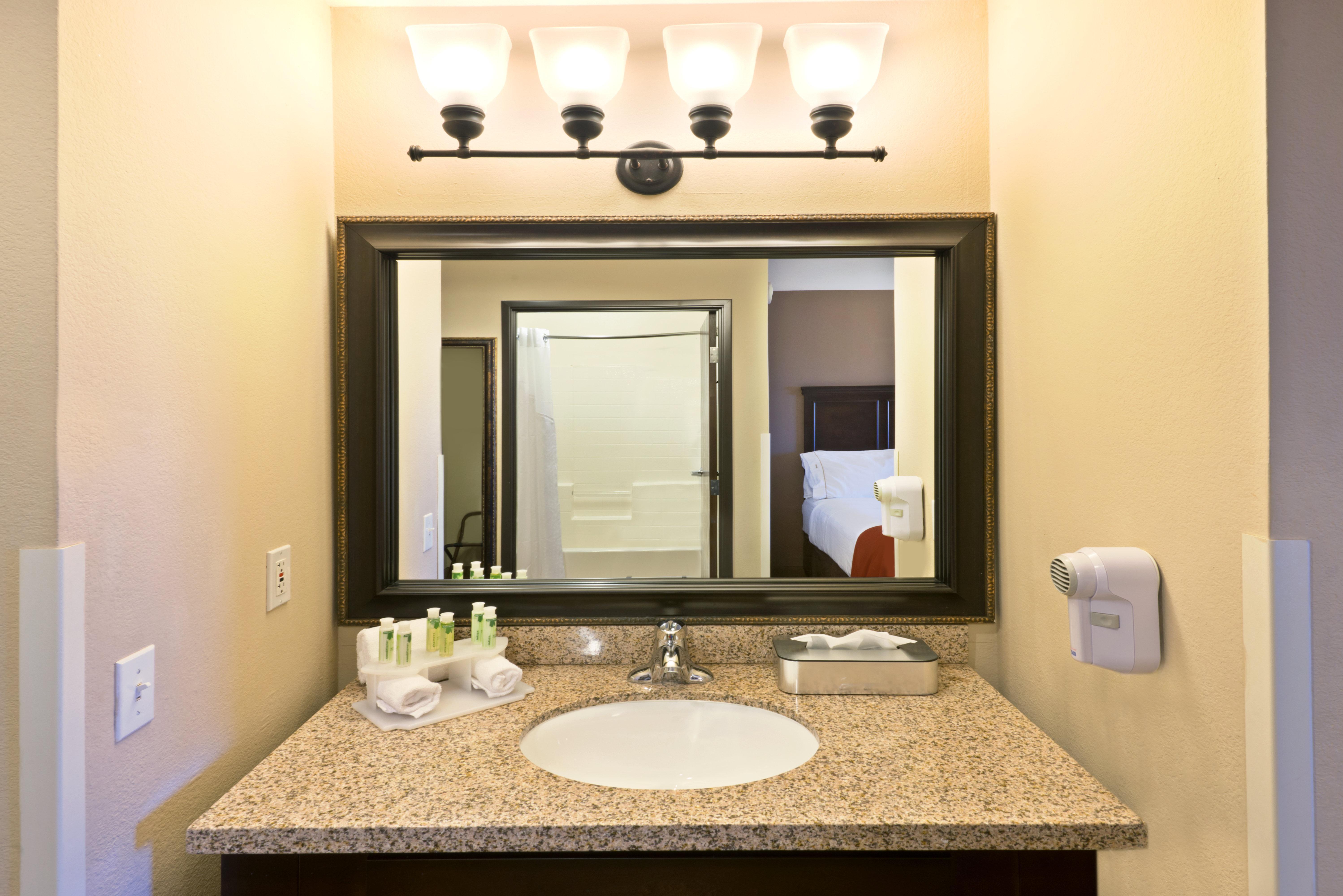 Holiday Inn Express Show Low By Ihg Exterior foto