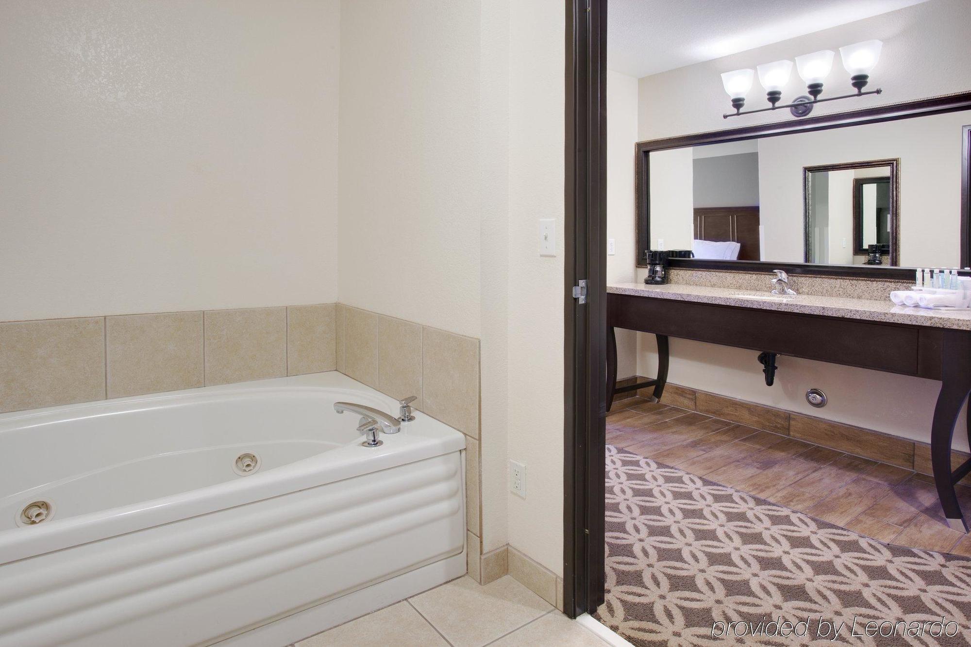 Holiday Inn Express Show Low By Ihg Exterior foto